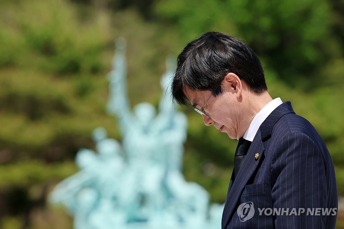5·18민중항쟁추모탑 참배하는 조경태 의원