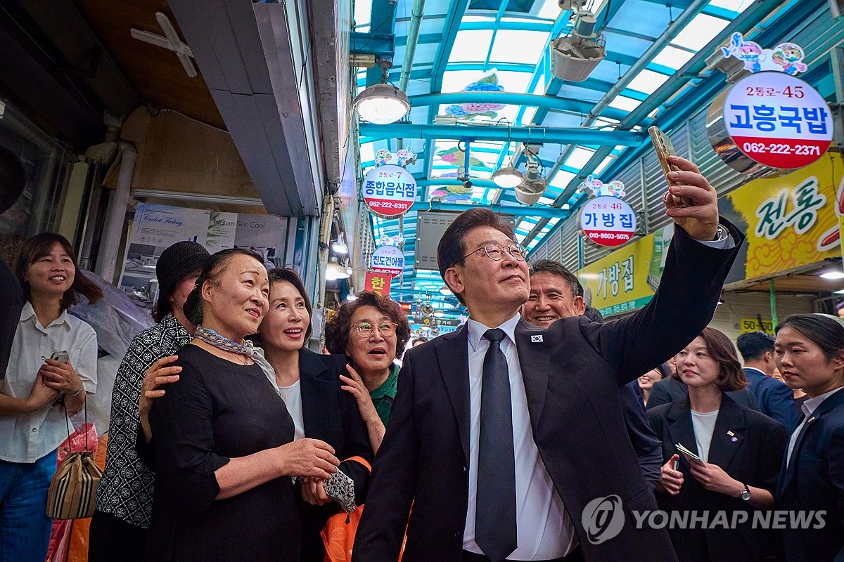 이재명 대통령 부부, 남광주시장 방문