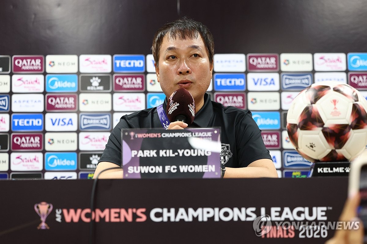 기자회견 하는 수원FC 위민 박길영 감독