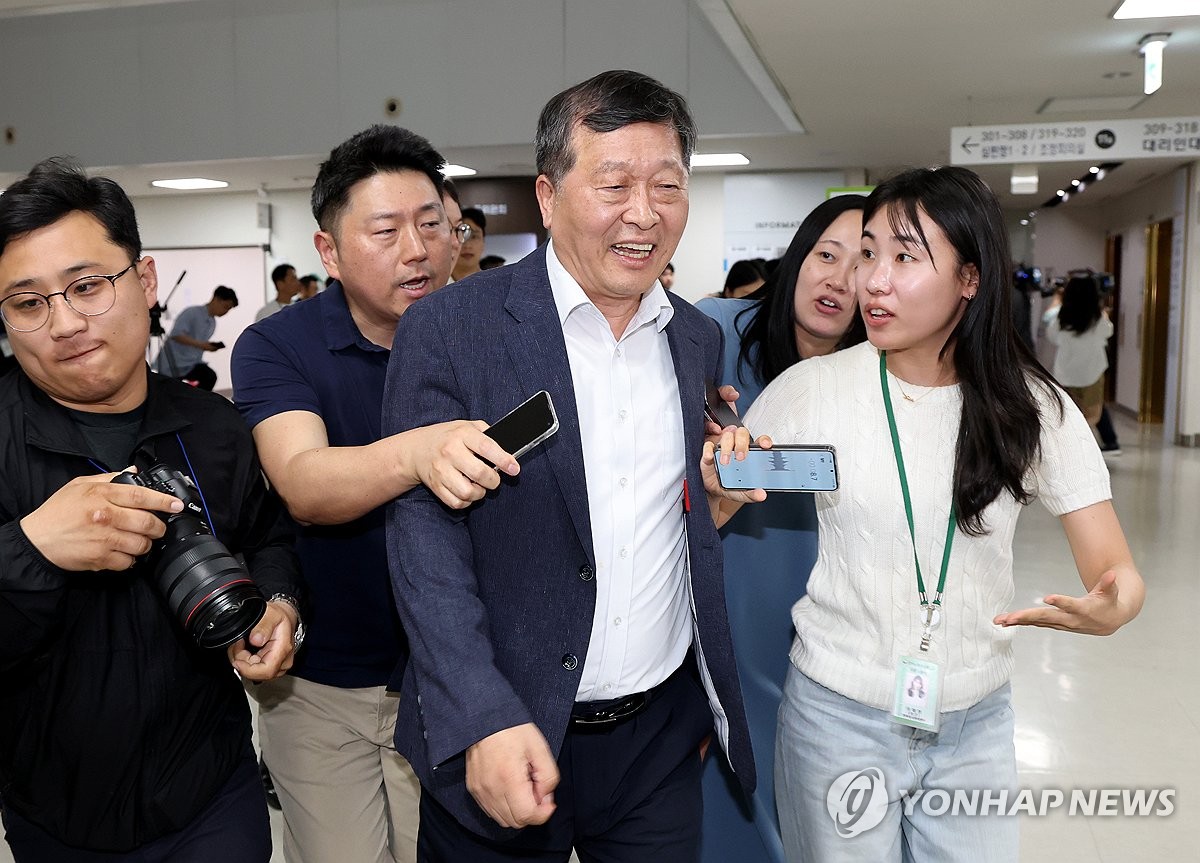 취재진 질문에 답하는 박수근 중노위원장