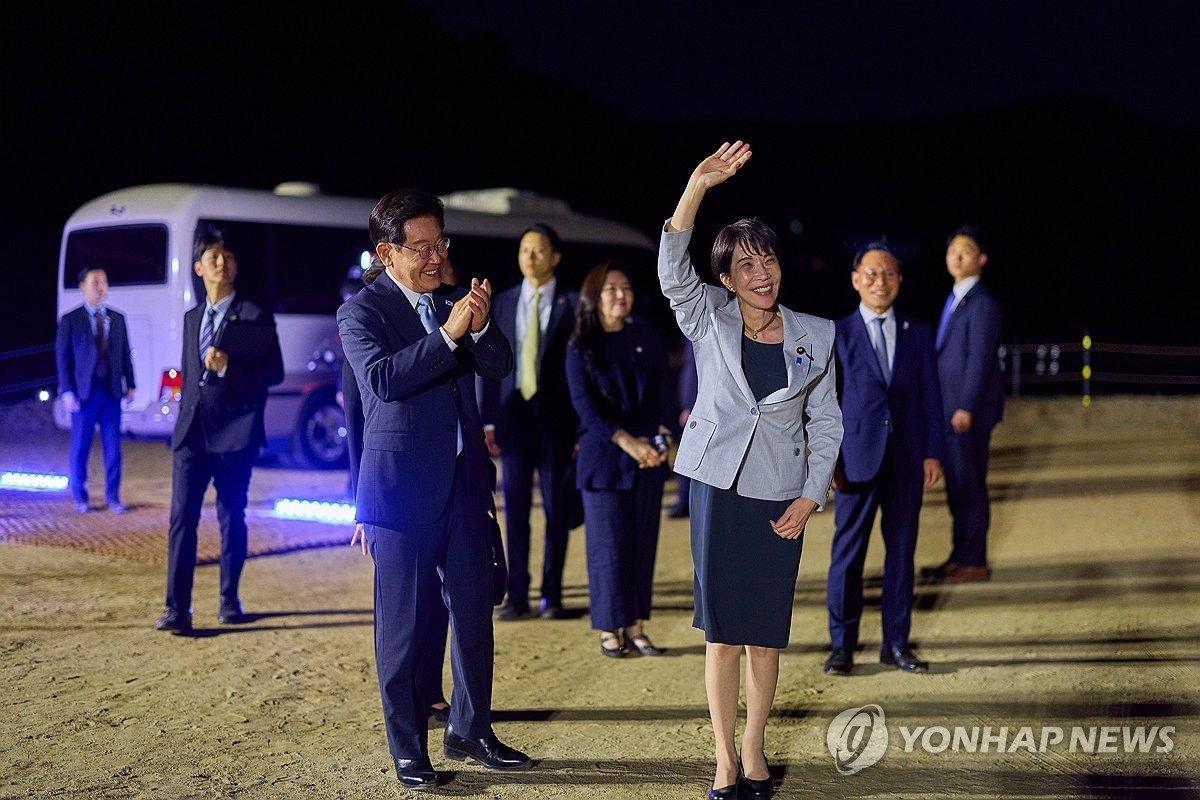 안동시민들 향해 인사하는 다카이치 총리