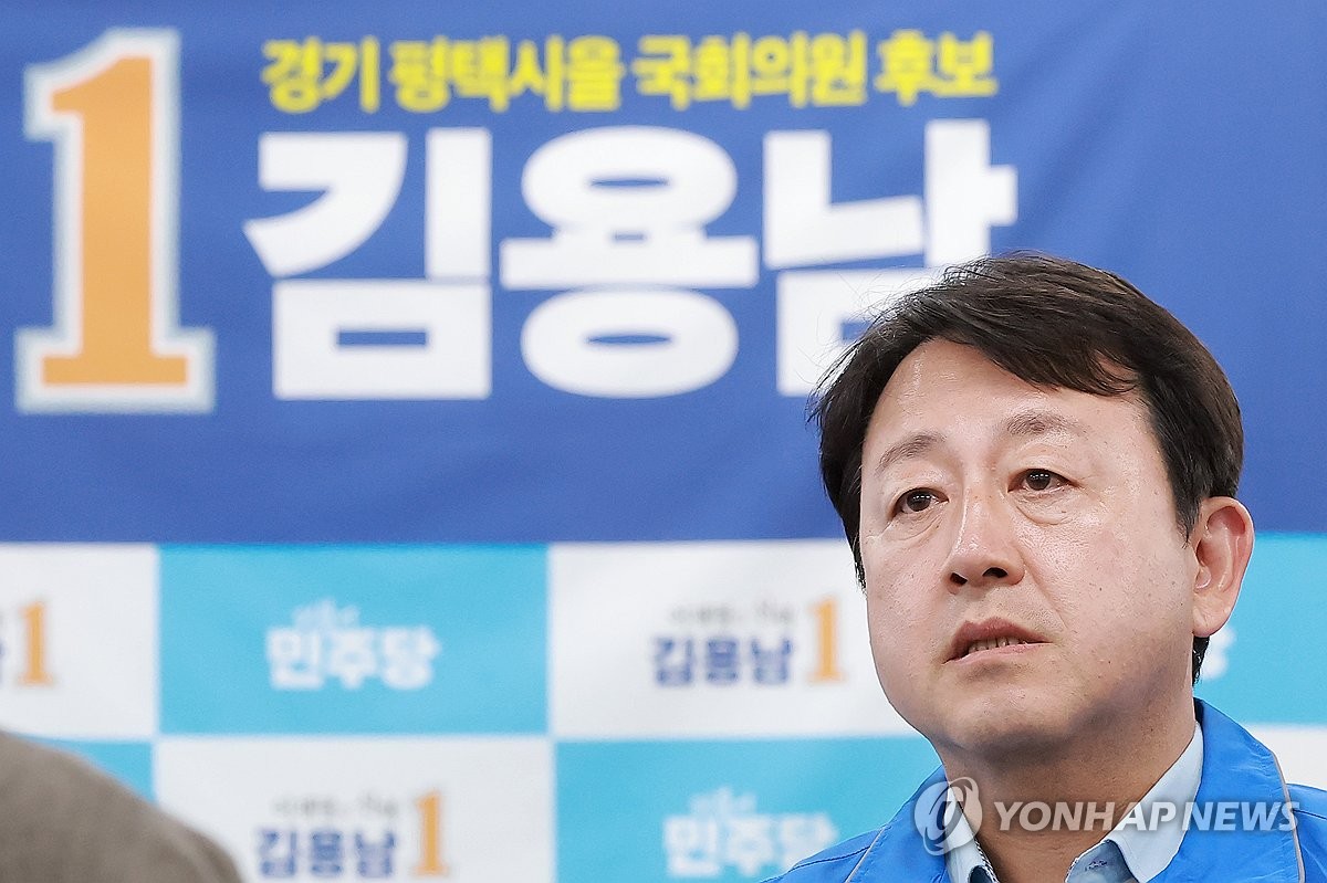 간담회 참석자와 대화하는 민주당 김용남 평택을 후보