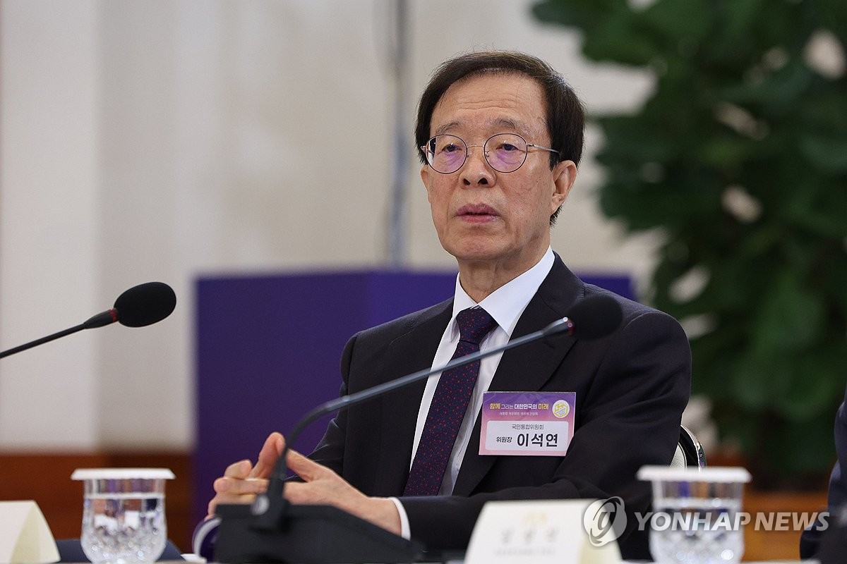 대통령 간담회 참석한 이석연 위원장