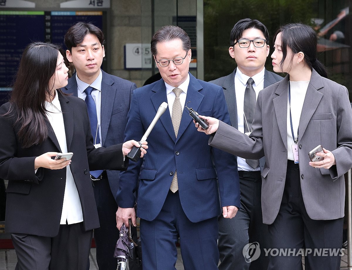 질문 받으며 법원 나오는 이은우 전 한국정책방송원장
