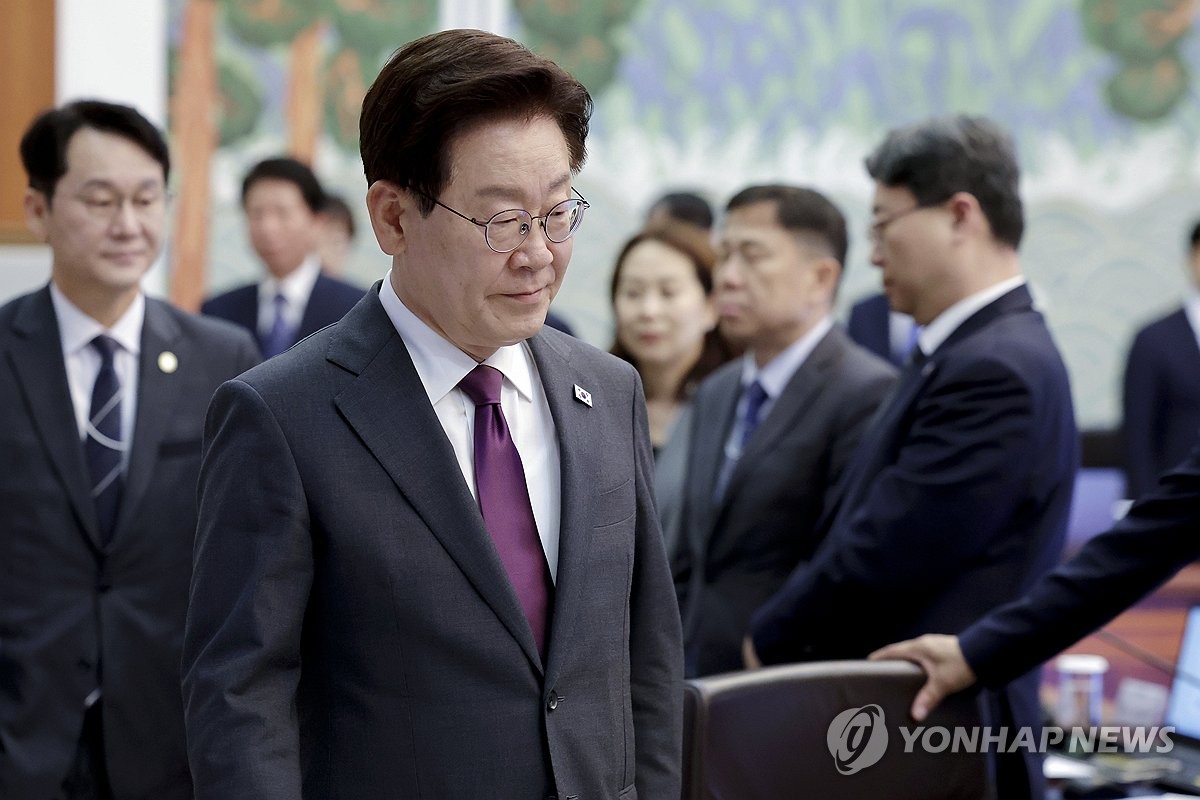 수석보좌관회의 입장하는 이재명 대통령