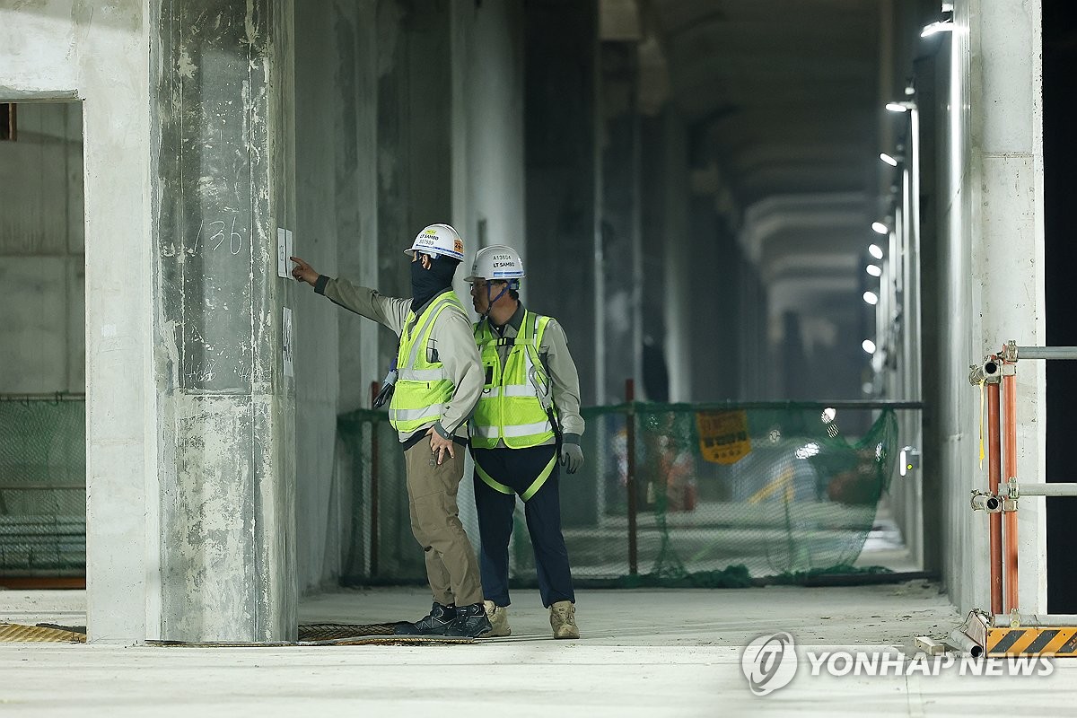 철근 누락 현장 살피는 작업자들