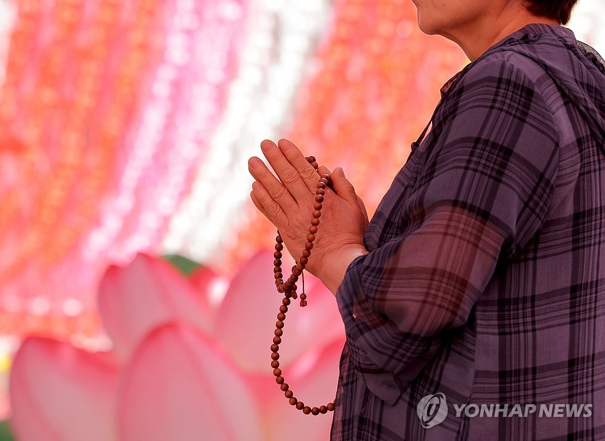 부처님오신날 앞두고 조계사 찾은 시민들
