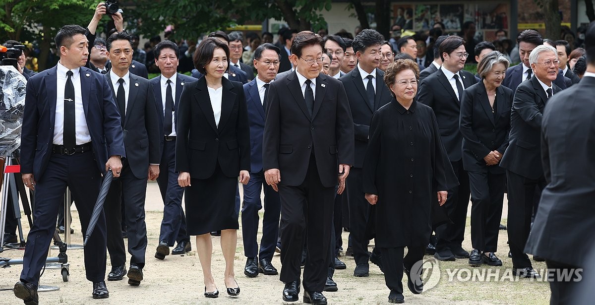 노무현 전 대통령 추도식 입장하는 이재명 대통령 부부와 권양숙 여사