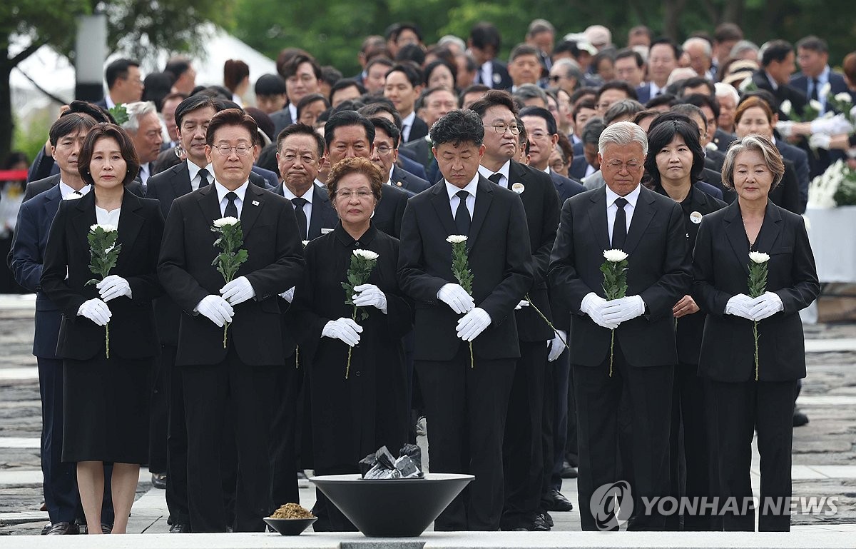 헌화대 향하는 이재명 대통령