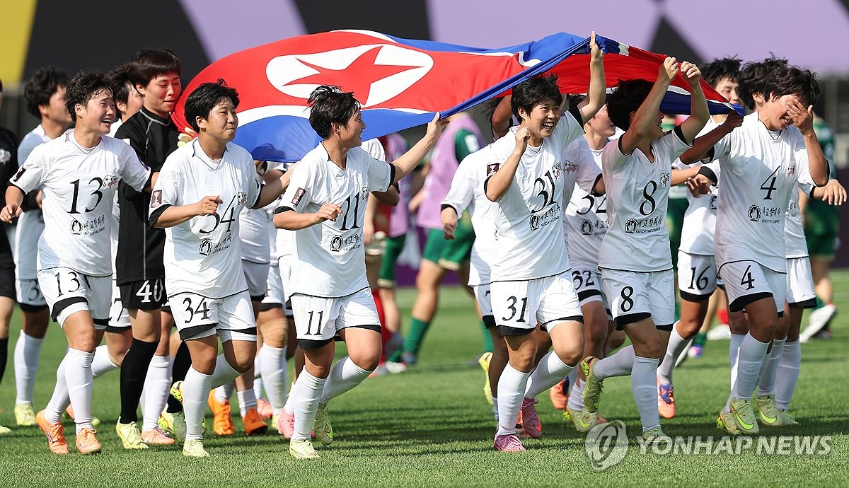 인공기 들고 달리는 내고향