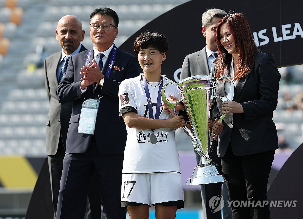 우승컵 든 내고향 김경영