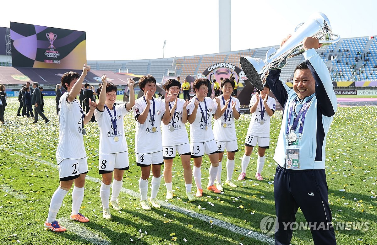 우승컵 들어올리는 내고향 리유일 감독