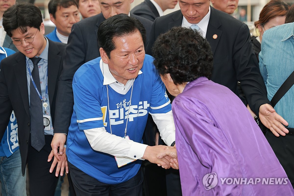 광양 옥곡5일장 찾은 민주당 정청래 총괄상임선대위원장