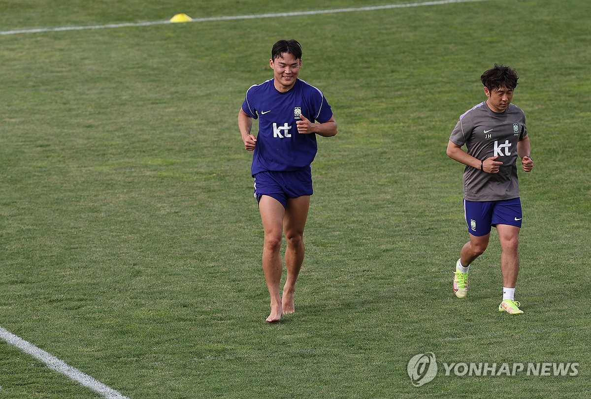 맨발로 훈련하는 오현규
