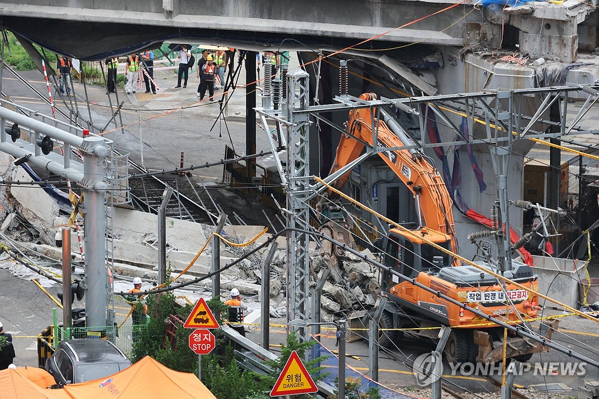 서소문 고가차도 붕괴 현장 잔해 제거 작업