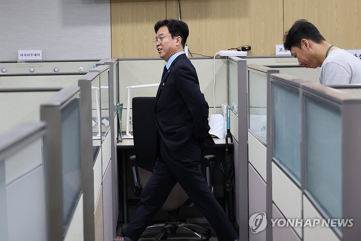 기자실 들어서는 김영훈 노동부 장관