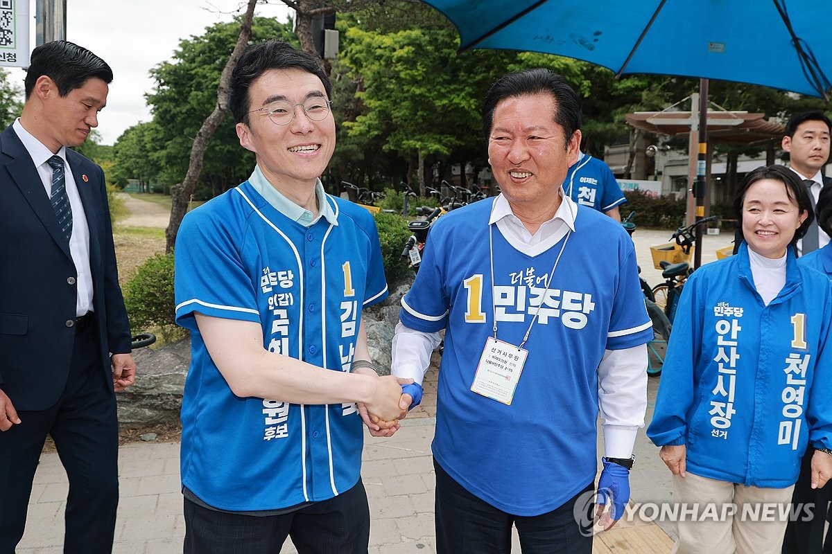 인사하는 민주당 정청래 위원장과 김남국 후보