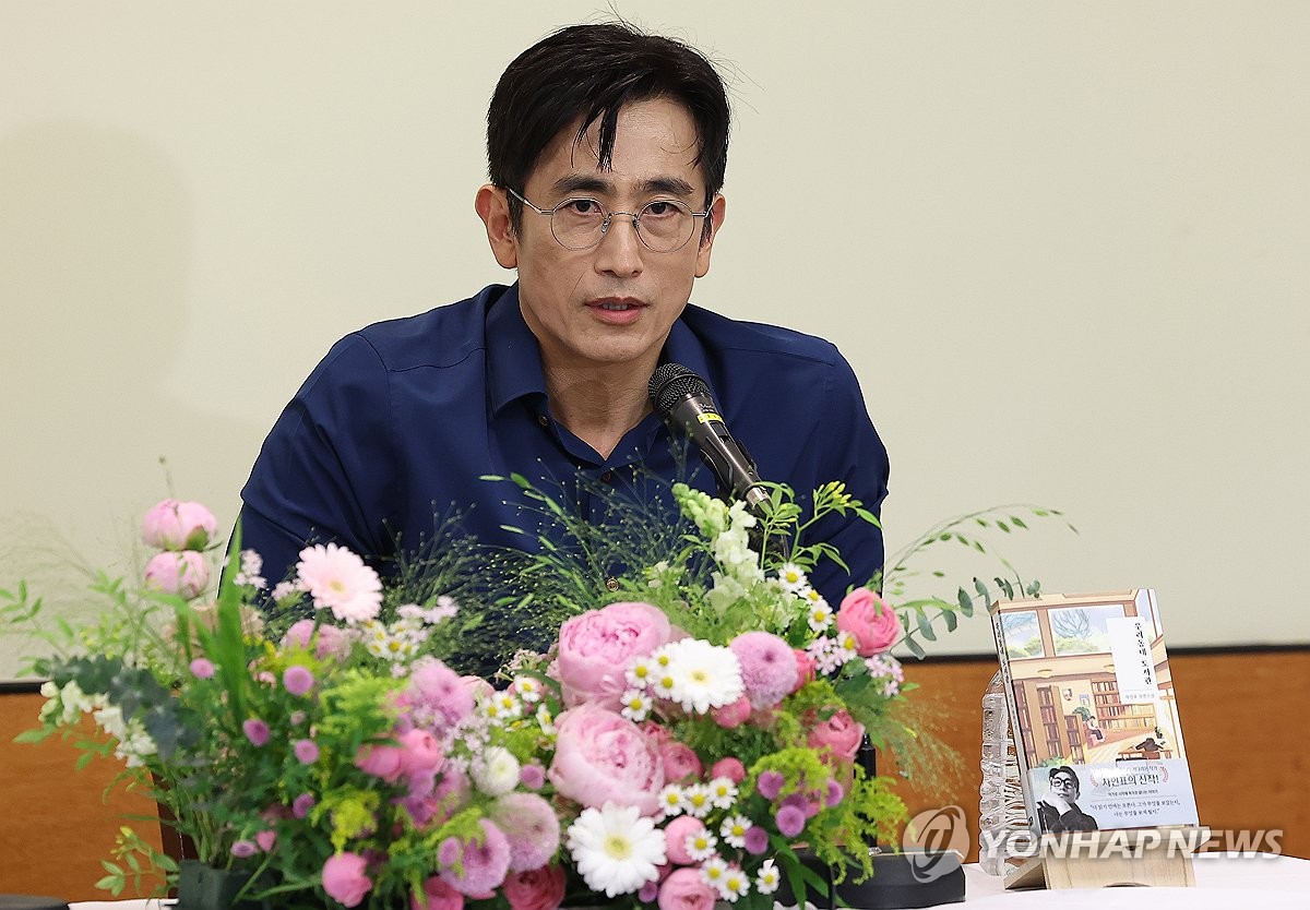 취재진 질문에 답하는 차인표