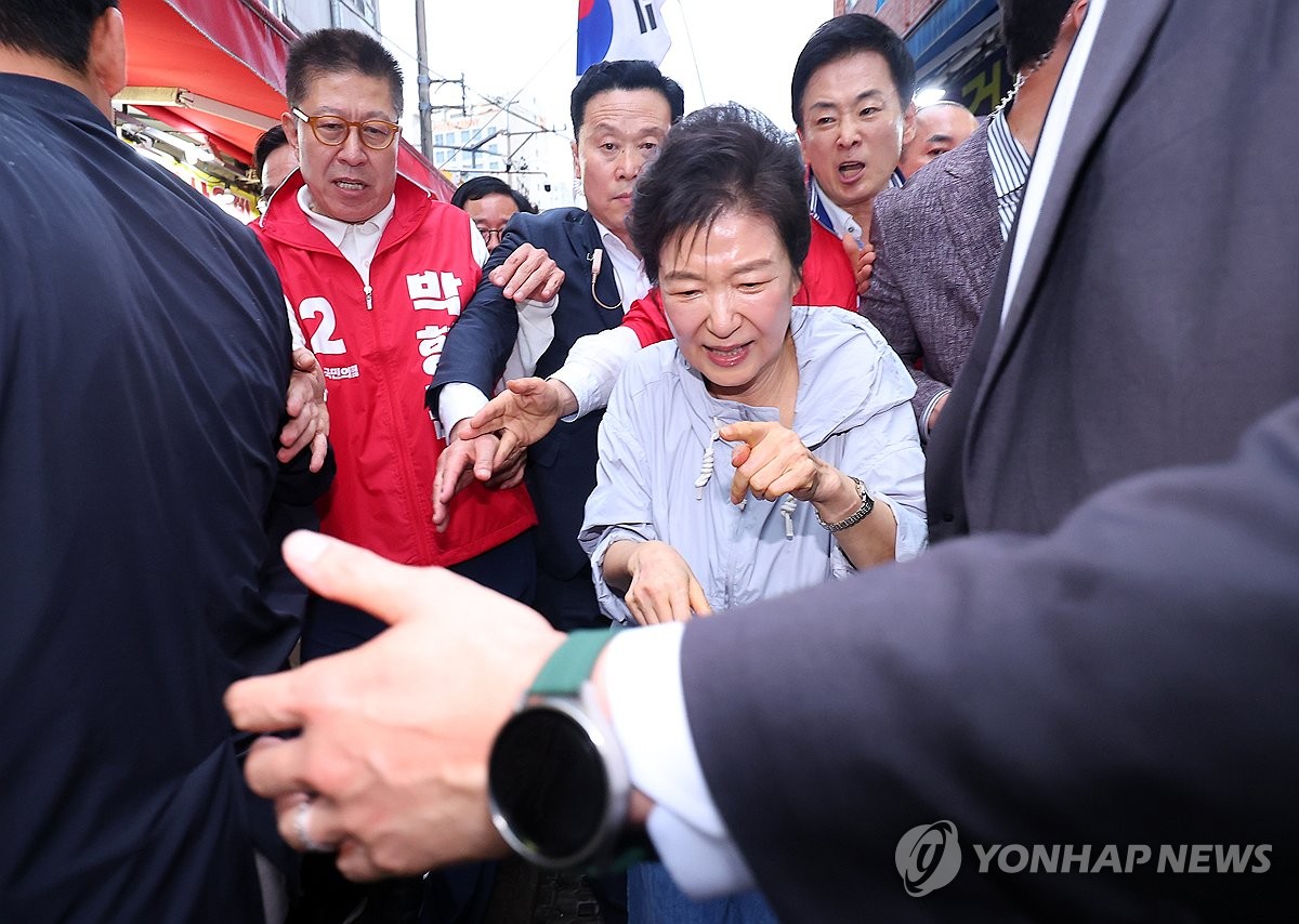박근혜, 인파 속 힘겨운 유세