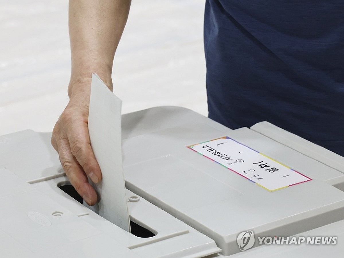 투표하는 유권자
