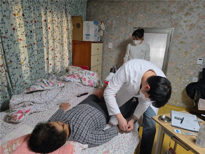 합천군, 거동 불편 어르신 집으로 찾아가는 '재택의료서비스' 큰 호응