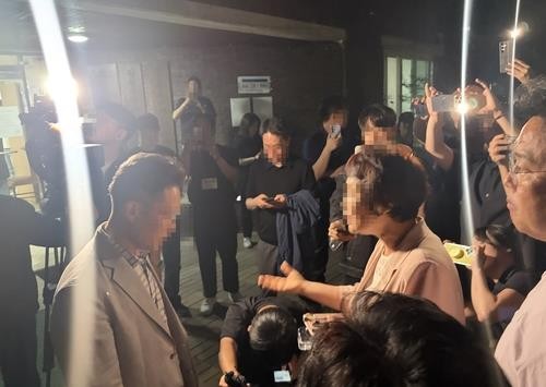대기표 배부' 잠실7동 제2투표소에서 대치하는 모습