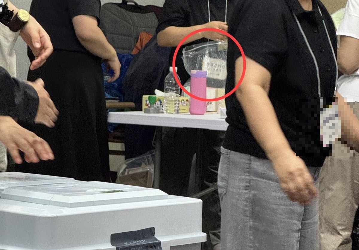 지퍼백에 담겨온 투표용지