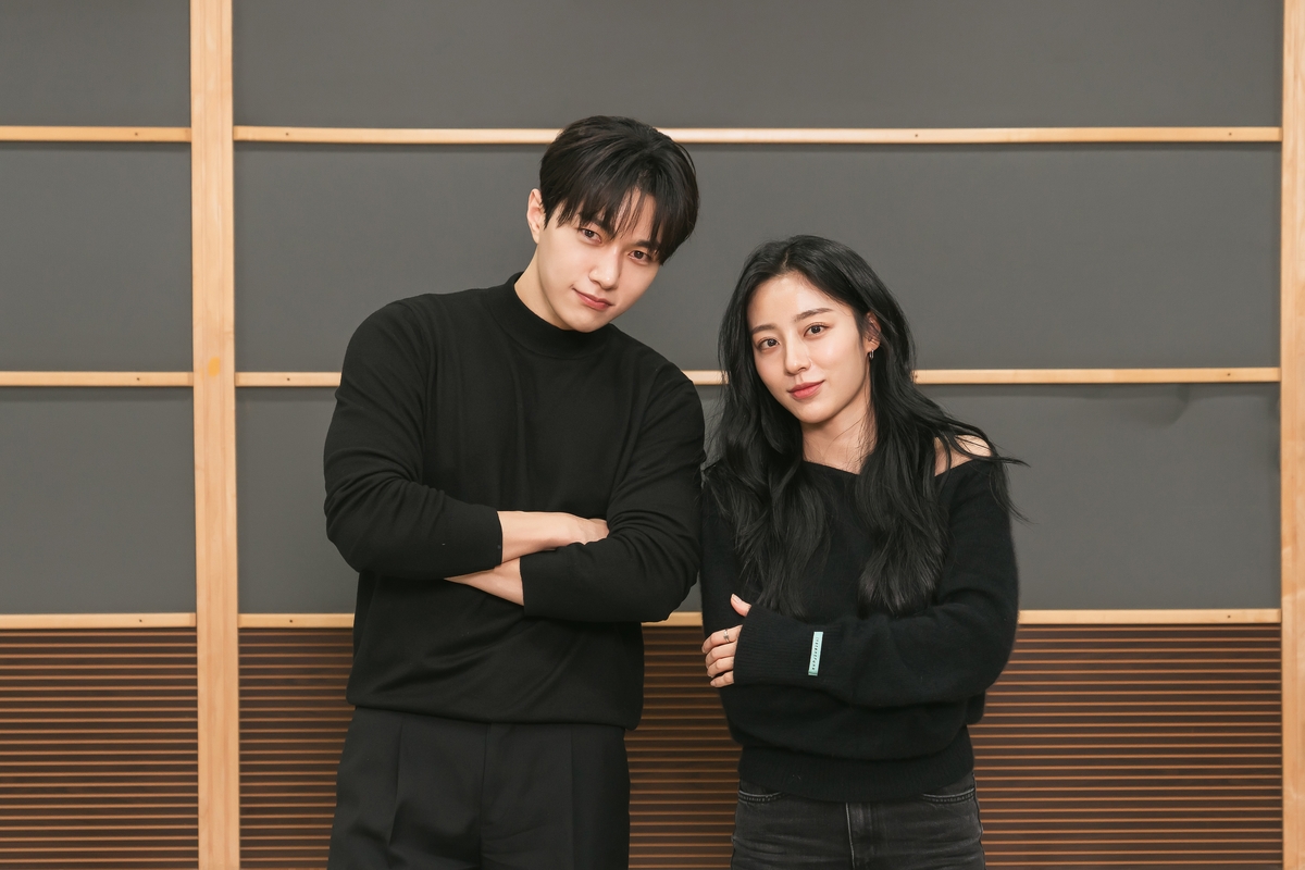 배우 김명수(왼쪽), 강민아