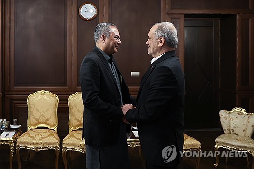 모신 나크비 파키스탄 내무장관(왼쪽)과 마수드 페제시키안 이란 대통령 