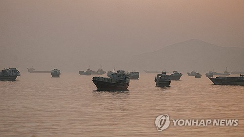 호르무즈 해협에 정박된 선박들