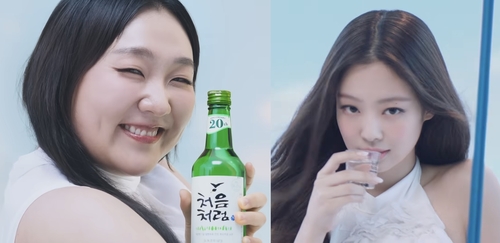 개그우먼 이수지(왼쪽)와 블랙핑크 제니가 각각 출연한 소주 광고