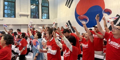 한국 대표팀 득점에 기뻐하는 한인들