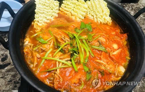 얼큰 버섯 칼국수