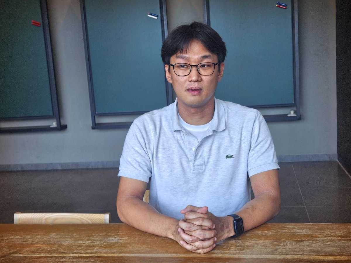 인터뷰하는 오성진 UC버클리 교수