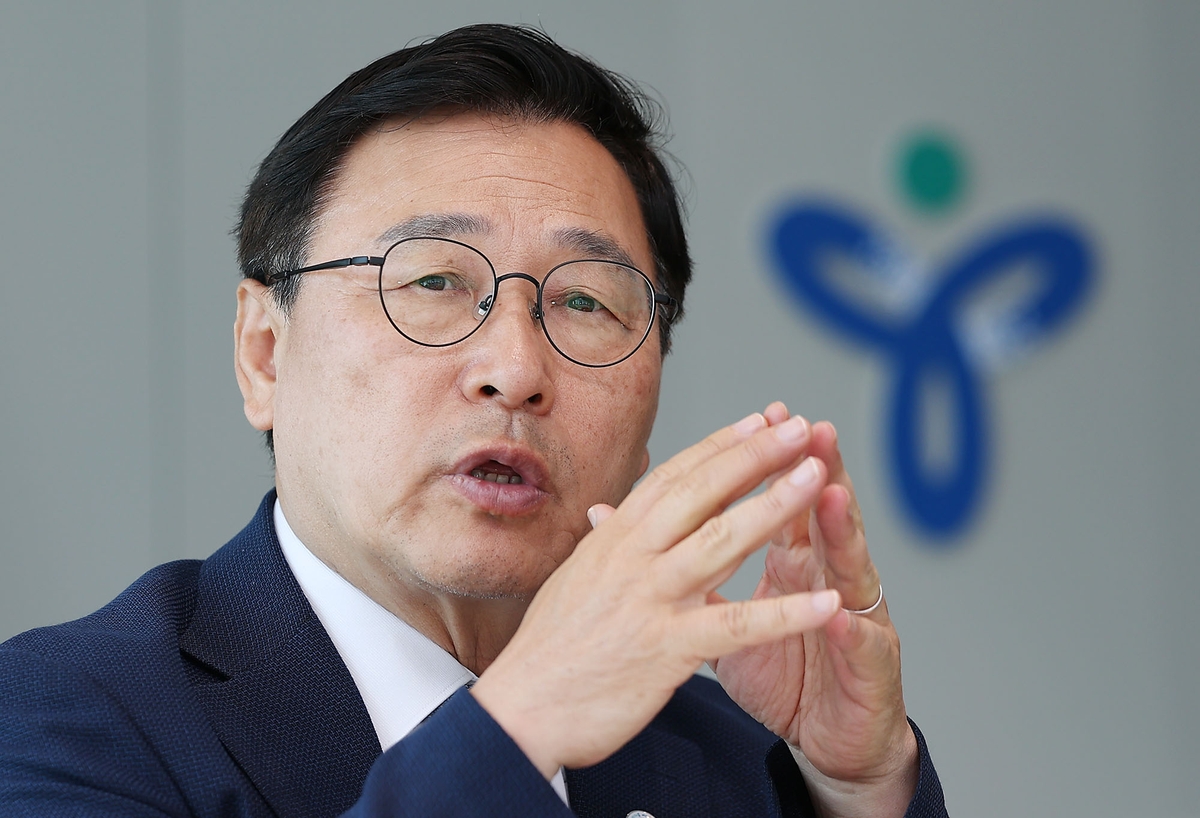 인터뷰하는 정근식 교육감