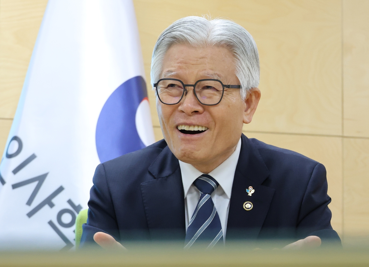 인터뷰하는 최동석 인사혁신처장