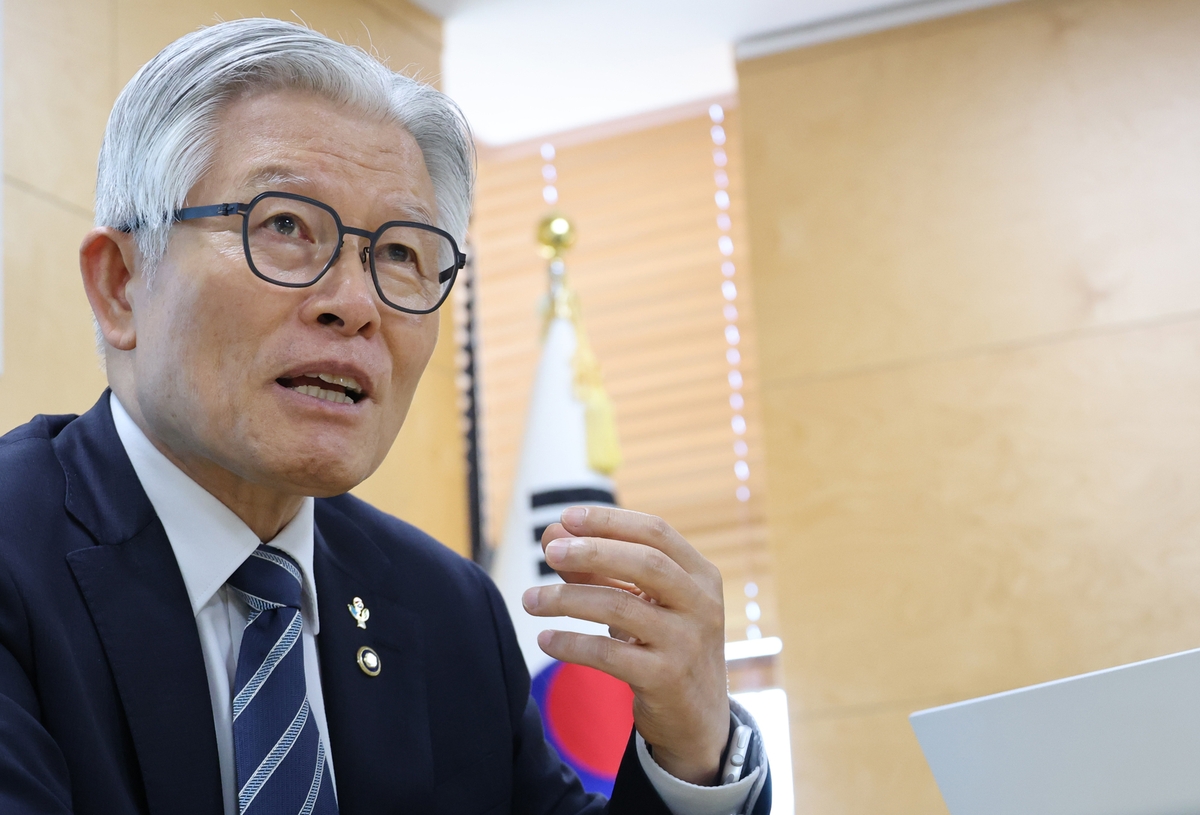 인터뷰하는 최동석 인사혁신처장