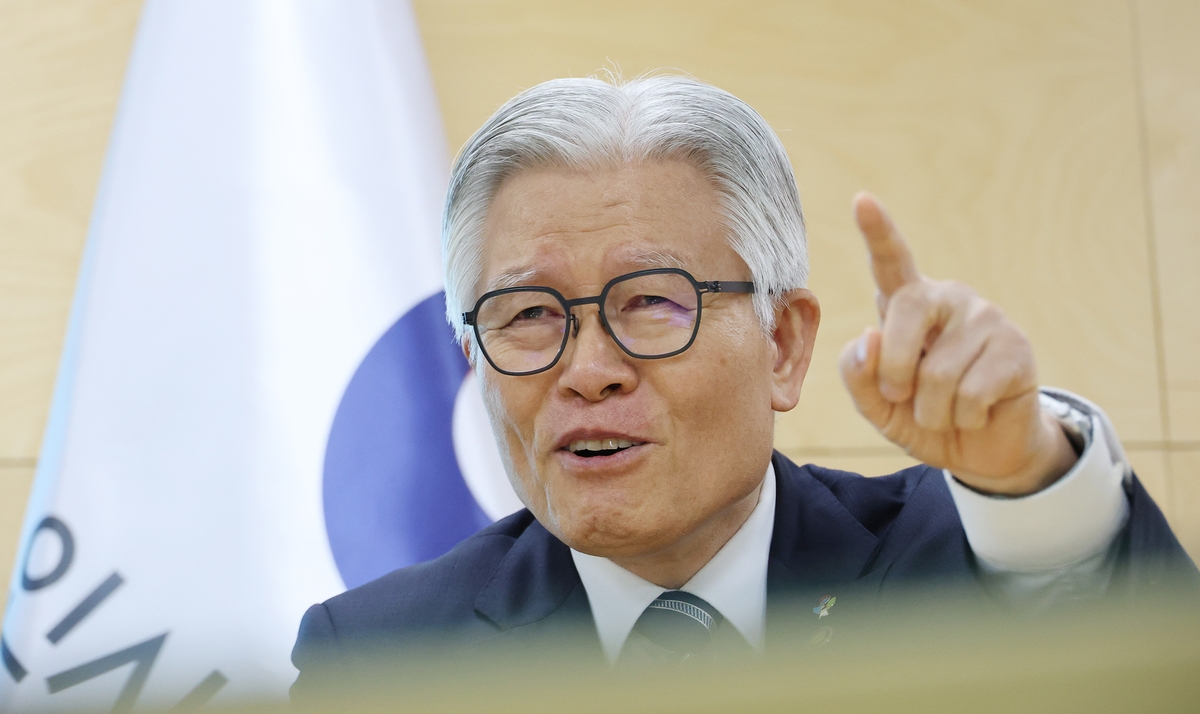 인터뷰하는 최동석 인사혁신처장