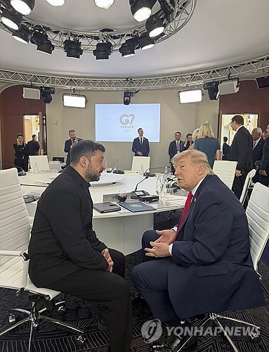 G7 회의서 만난 트럼프와 젤렌스키 대통령