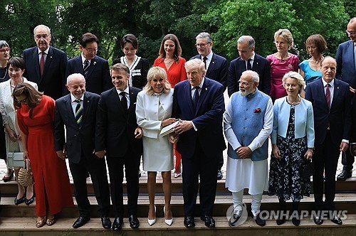G7 및 초청국 정상 부부 내외들의 단체 사진