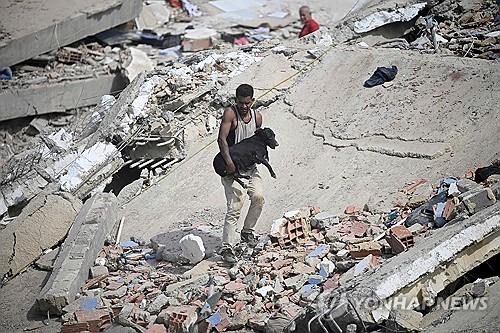 베네수엘라 라과이라주 카라바예다의 건물 잔해 속 남성