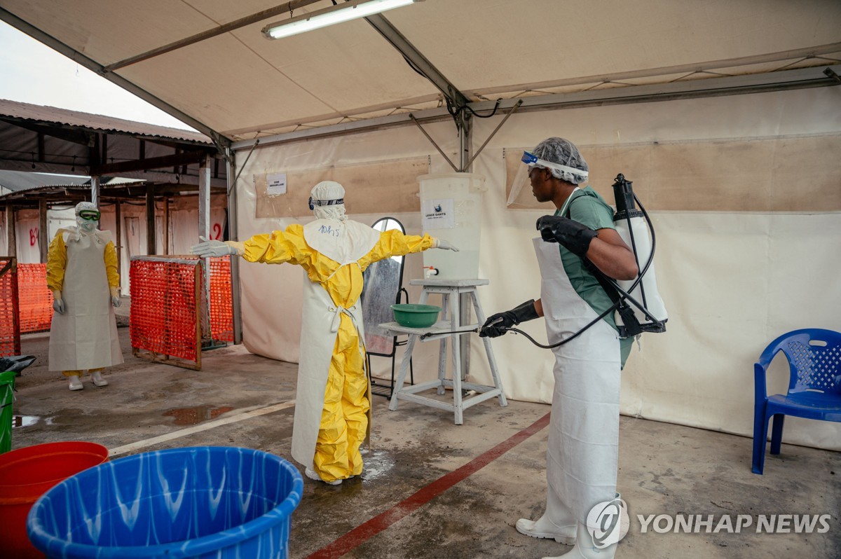 에볼라 바이러스 발생으로 방역 조치를 펼치는 보건 관계자들 