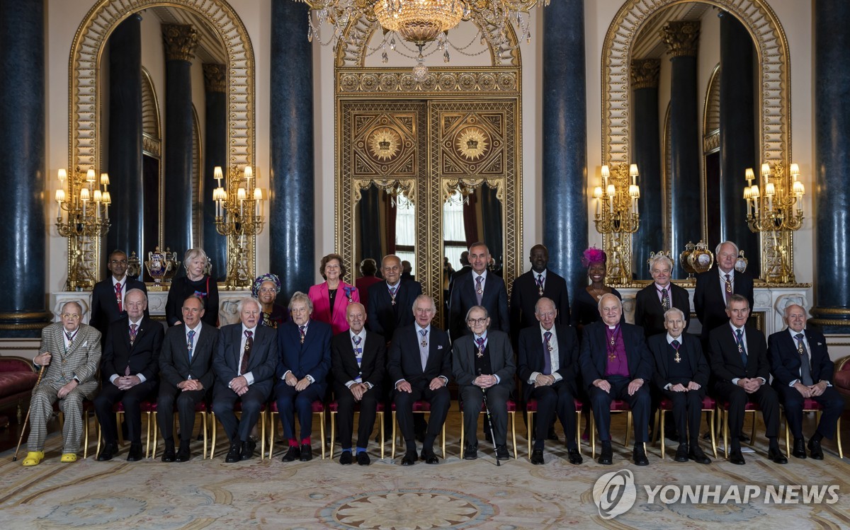 2022년 버킹엄궁에서 열린 행사에 노란색 크록스를 신고 참석한 호크니(앞줄 맨 왼쪽)