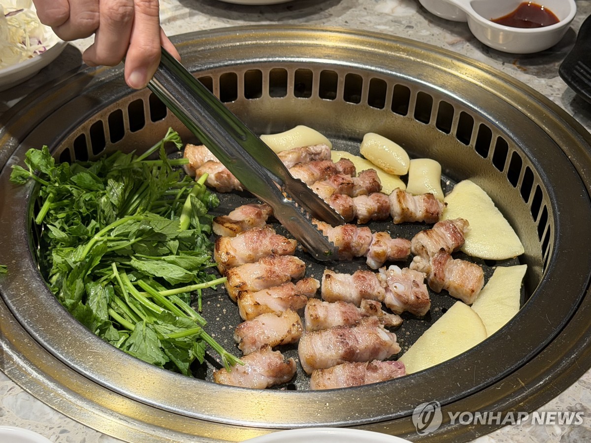 불판 위 삼겹살