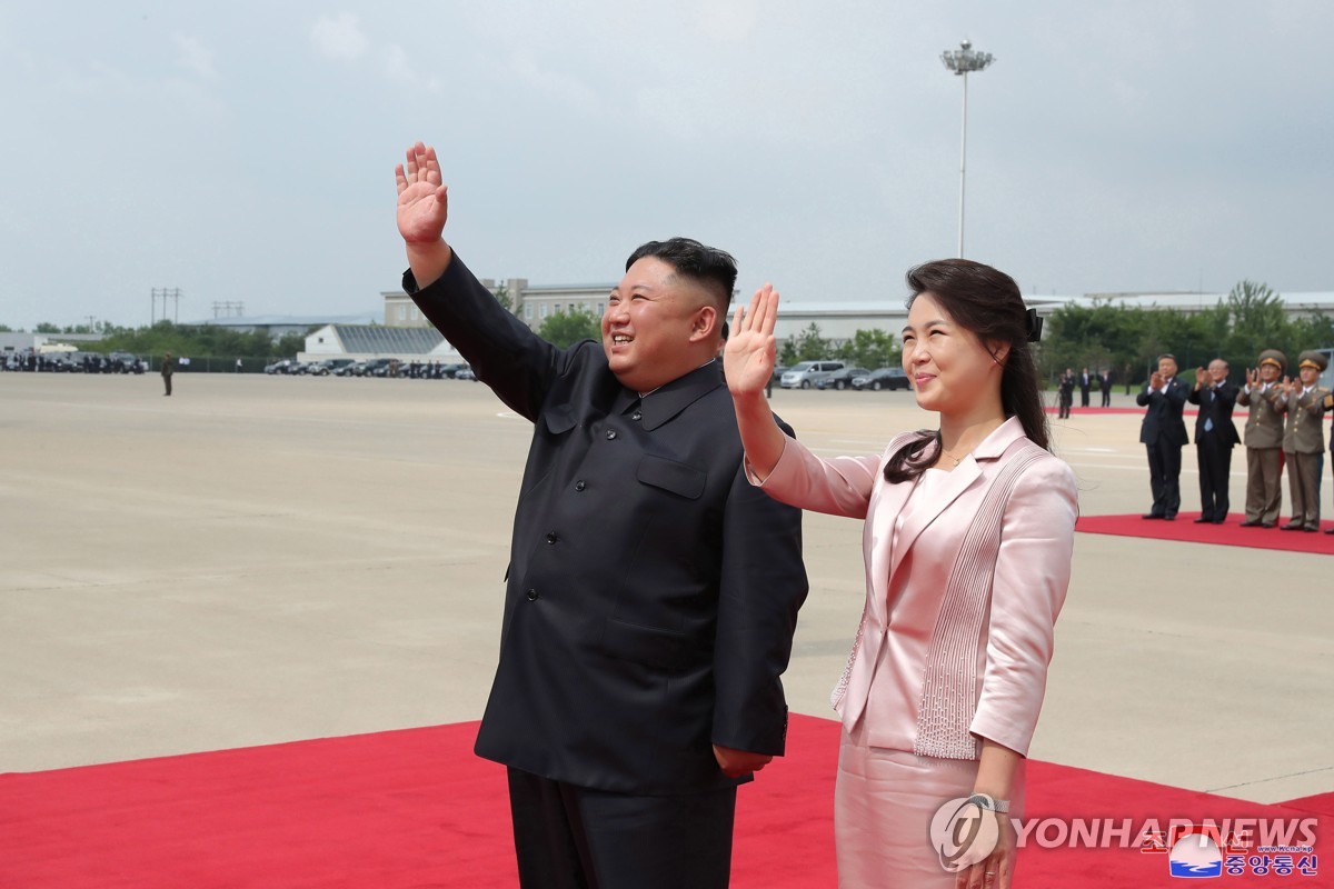 시진핑 공항에서 맞이하는 김정은 부부