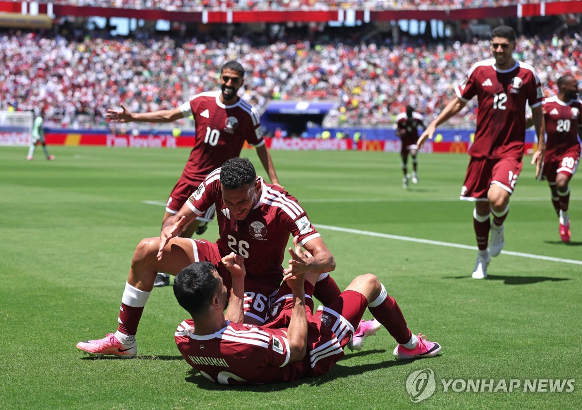 골이 터진 뒤 기뻐하는 카타르 선수들