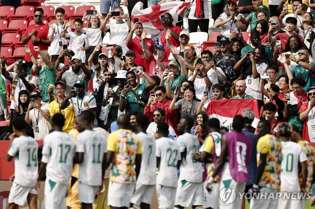 승리를 자축하는 세네갈 축구 팬들
