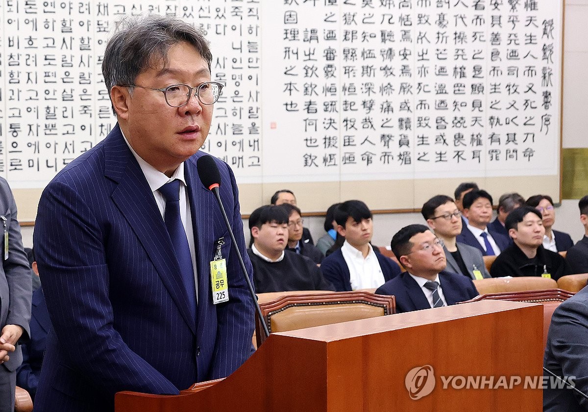 질의 답하는 방용철 쌍방울 그룹 전 부회장