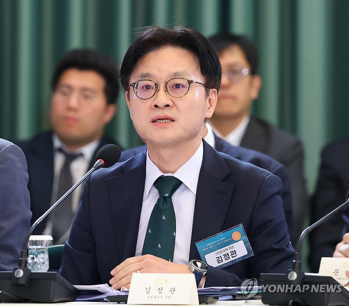 보고하는 김정관 산업부 장관