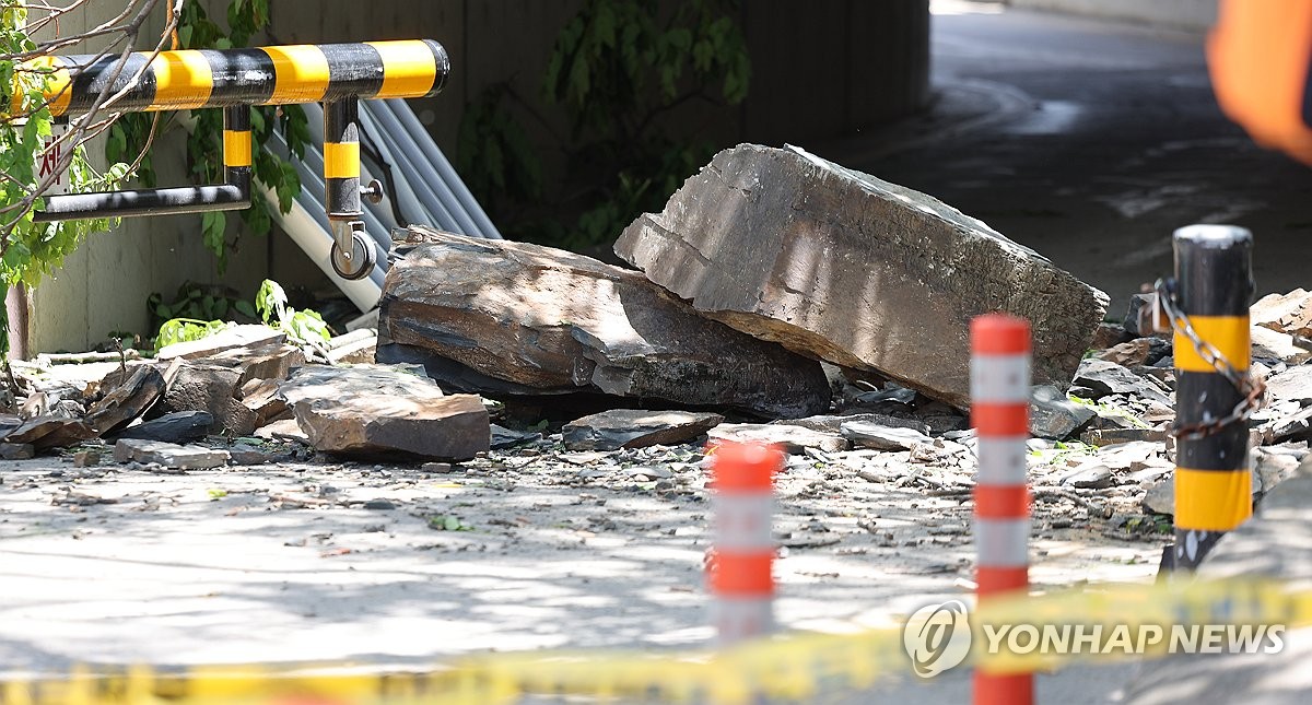 통제되는 낙석 사고 현장